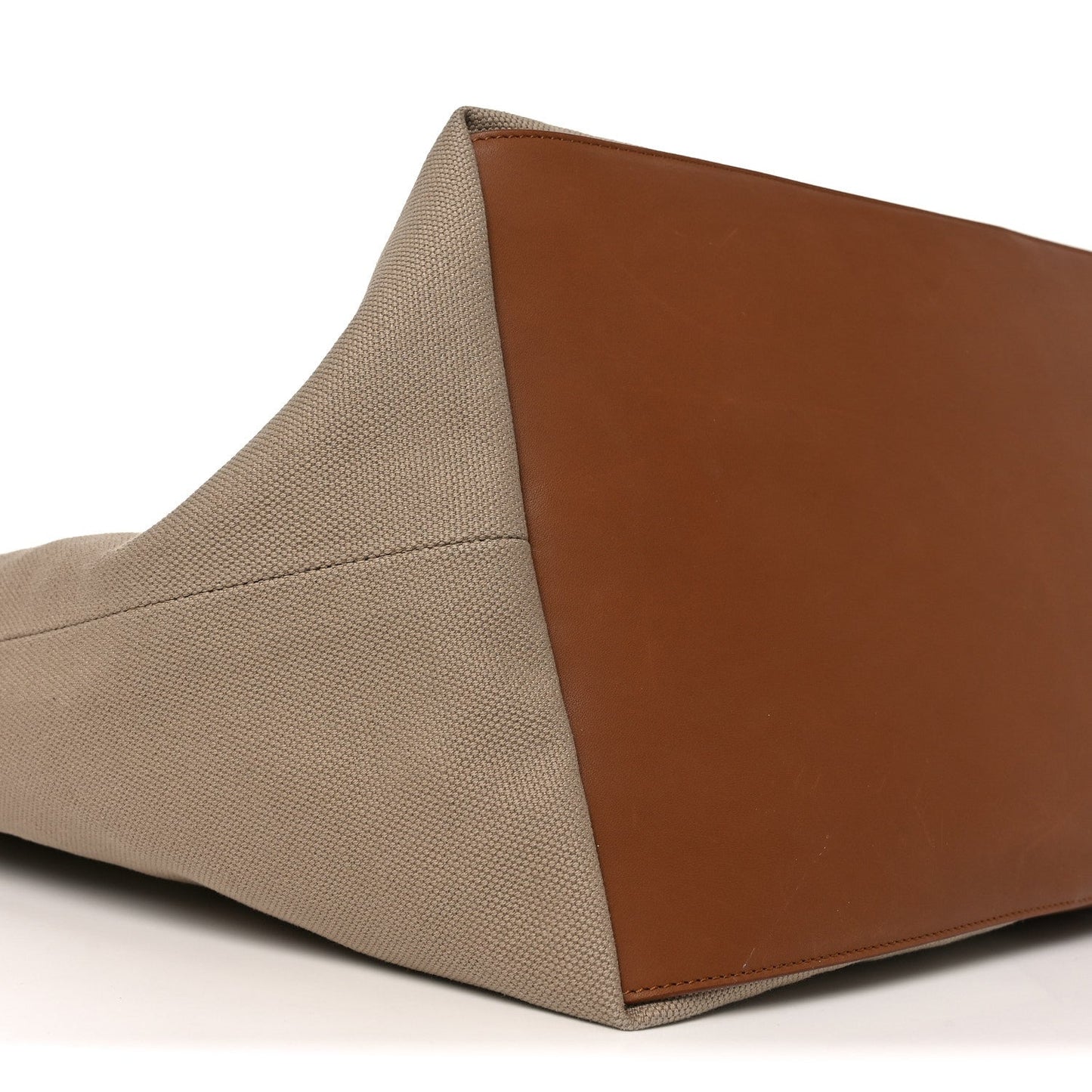 Tote bag side panel in brown leather on beige canvas with curved base