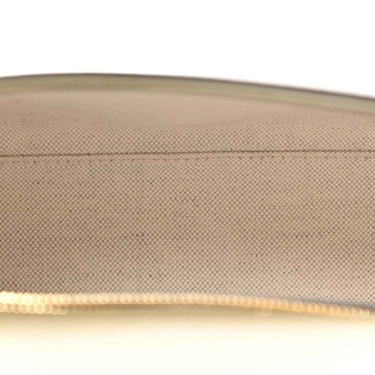 Top zipper and light lining of a green leather handbag
