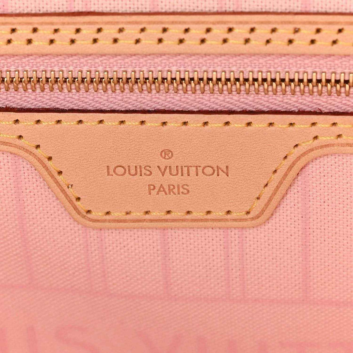 Louis Vuitton tote bag zipper pull and logo patch in light pink leather