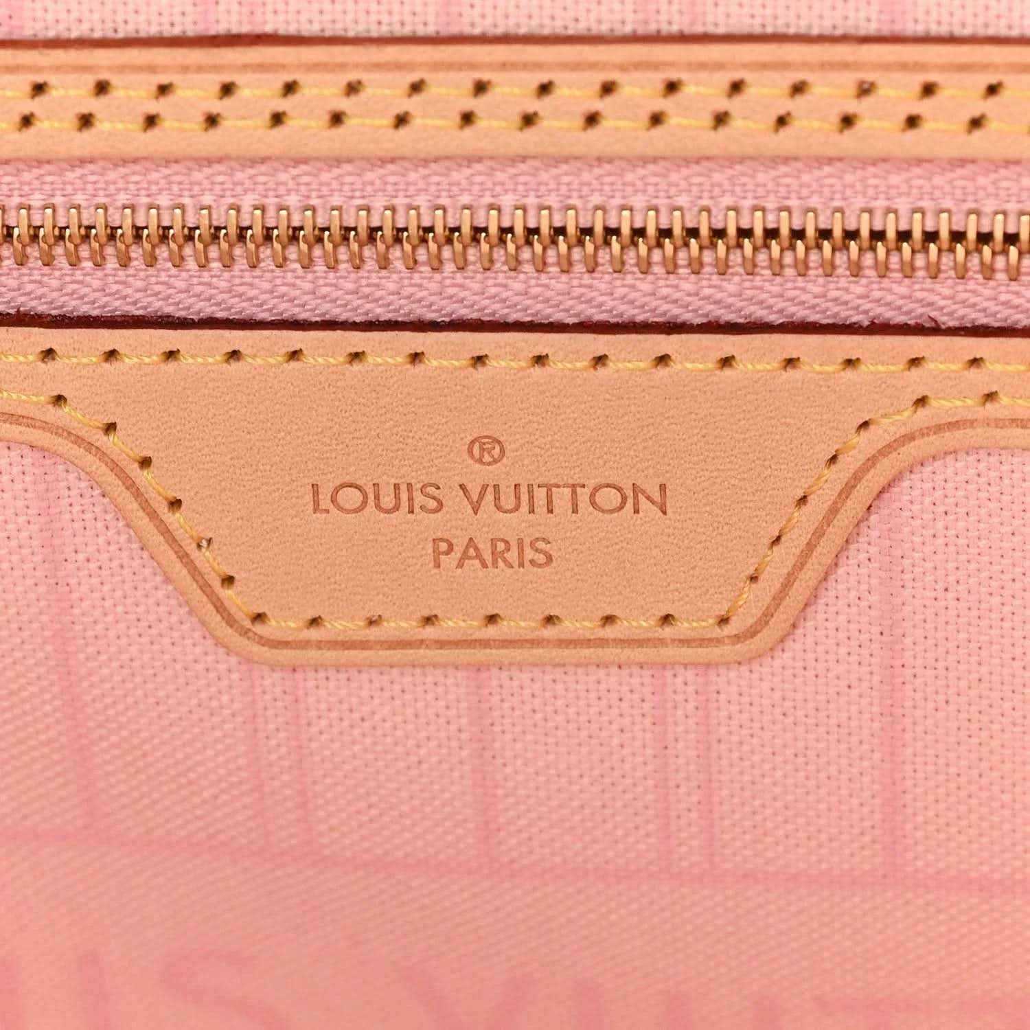Louis Vuitton tote bag zipper pull and logo patch in light pink leather