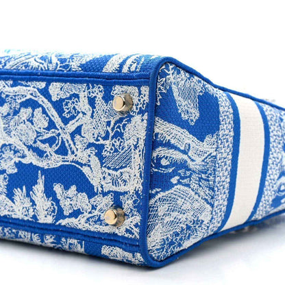 Dior tote bag bottom corner in blue Toile de Jouy print with gold snap and trim