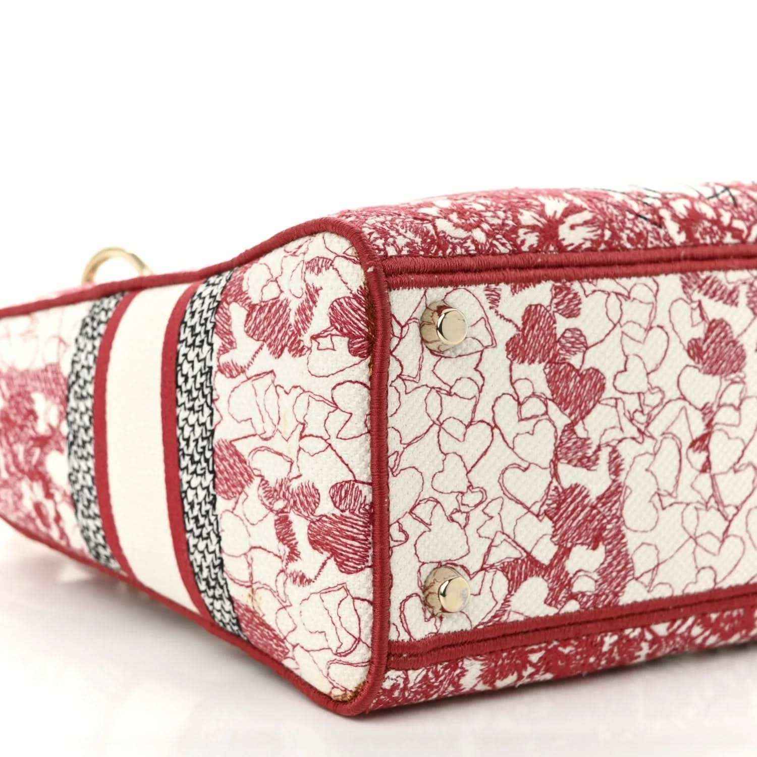 Medium canvas bag with red-and-white heart pattern, red base edge and side panel.