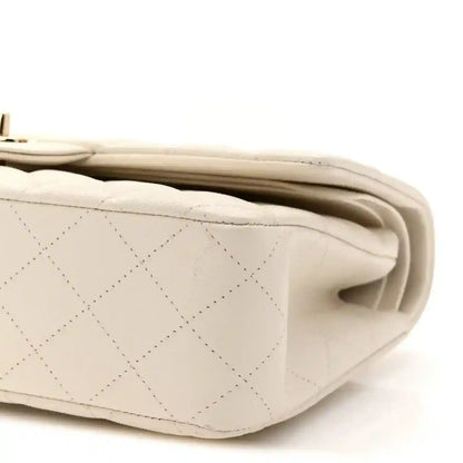 White quilted caviar leather bag side with seam detailing and rolled edge