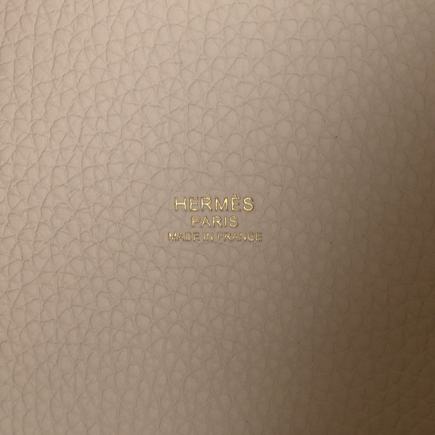 Hermès Paris stamped on pale cream leather lining