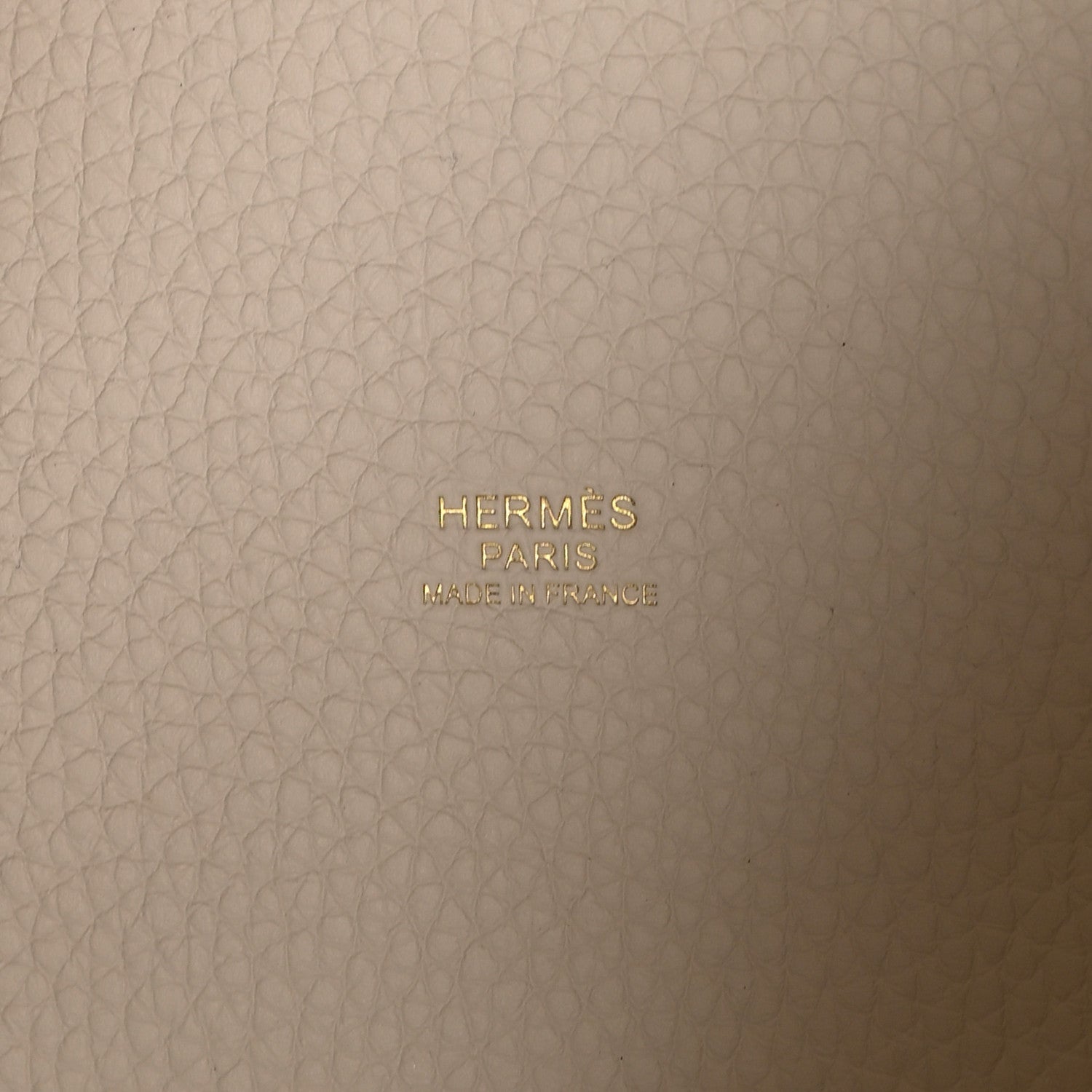 Hermès Paris stamped on pale cream leather lining