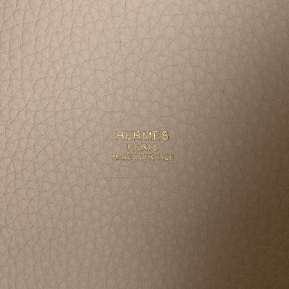Hermès Paris stamped on pale cream leather lining