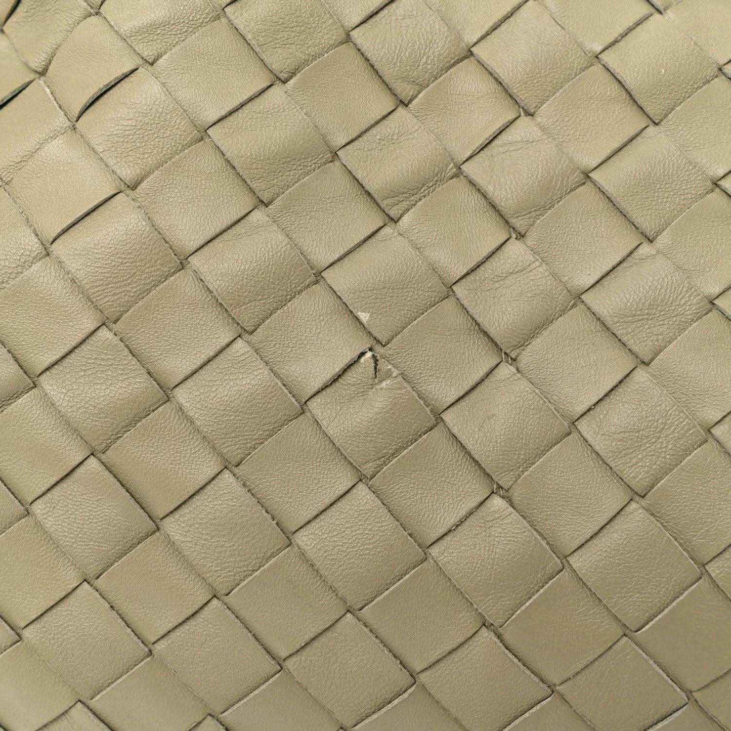 Woven lambskin leather bag surface in travertine, square knot intrecciato pattern