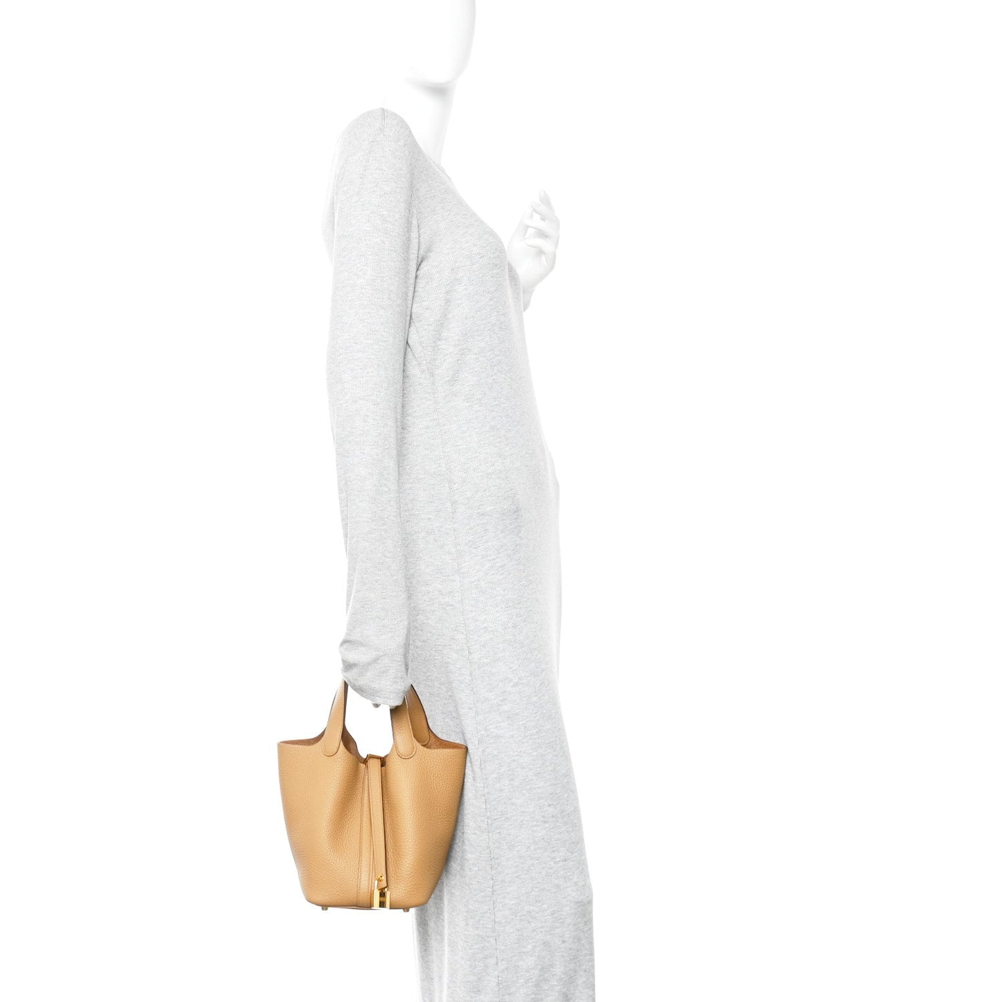 Hermes Picotin Lock 18 PM bucket bag on shoulder, biscuit leather