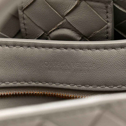 Andiamo shoulder bag close-up of sterling grey woven nappa edge with stitching