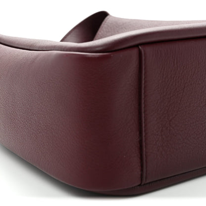 Burgundy hobo bag top edge and curved opening in smooth leather