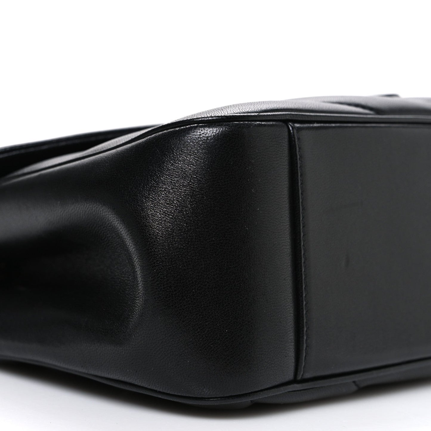 Black leather shoulder bag corner with topstitching and smooth side panel