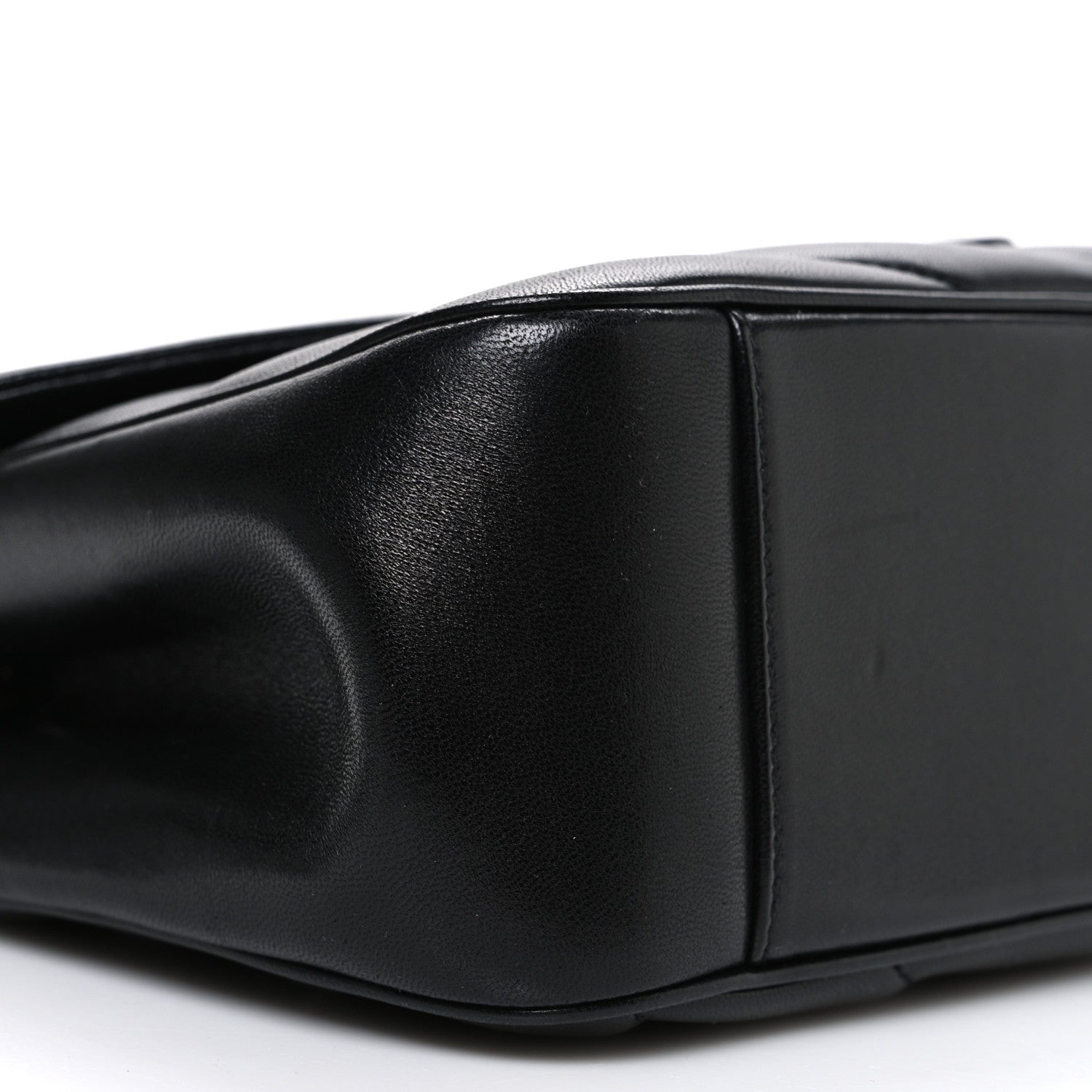 Black leather shoulder bag corner with topstitching and smooth side panel