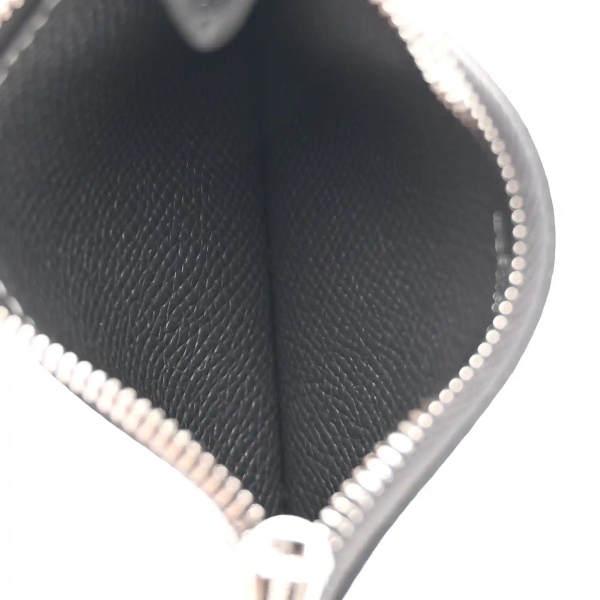 Constance slim wallet in dark textured leather, close-up of edge stitching