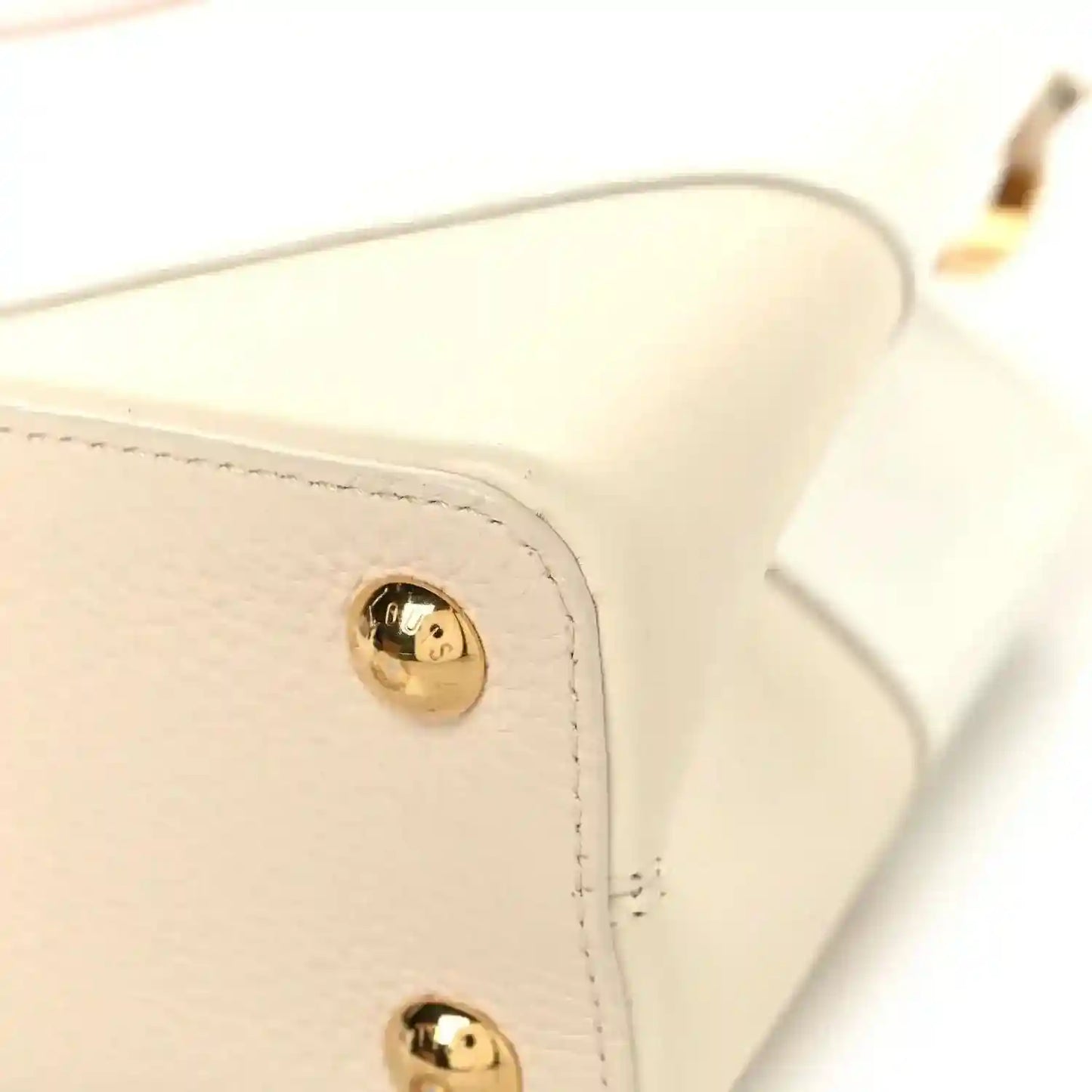 Louis Vuitton beige leather handbag snap closure with gold-tone hardware