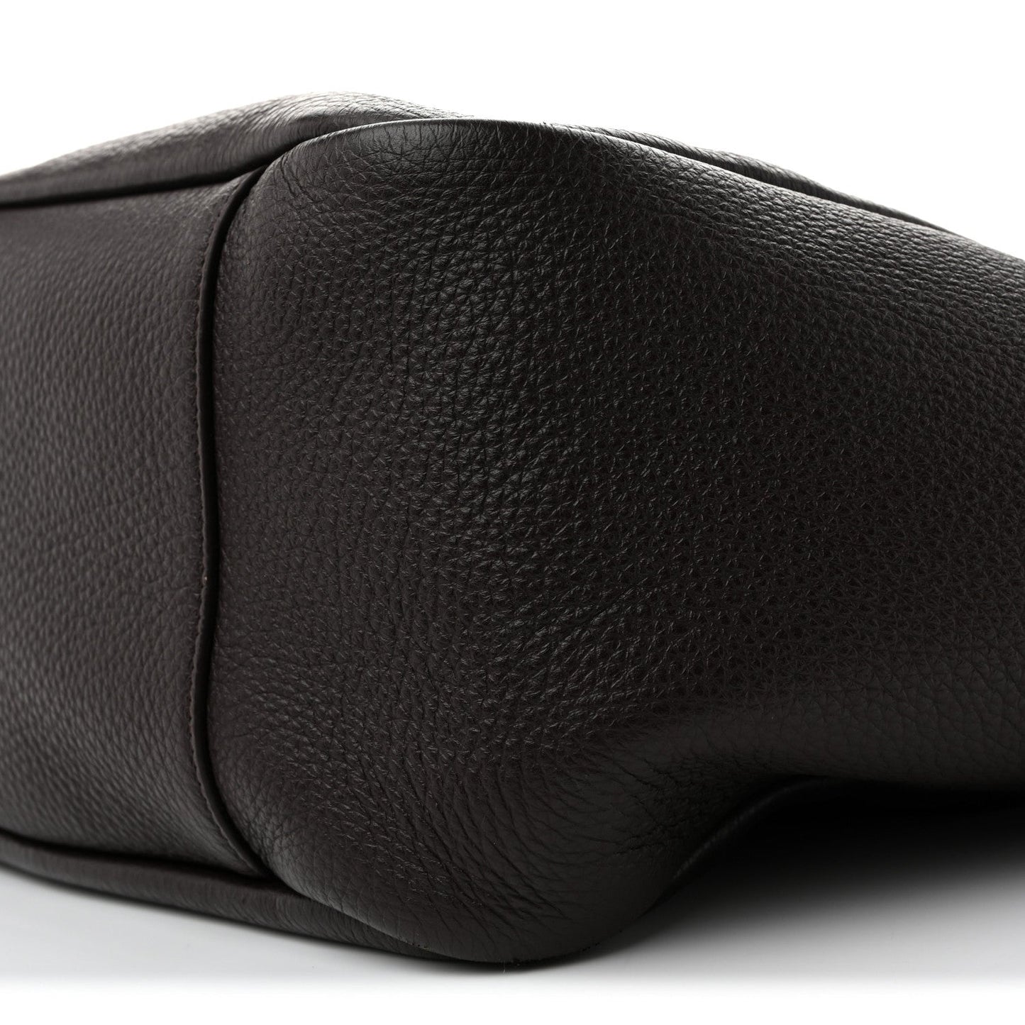 Grained leather Bea tote side panel detail with curved corner seam, dark tone