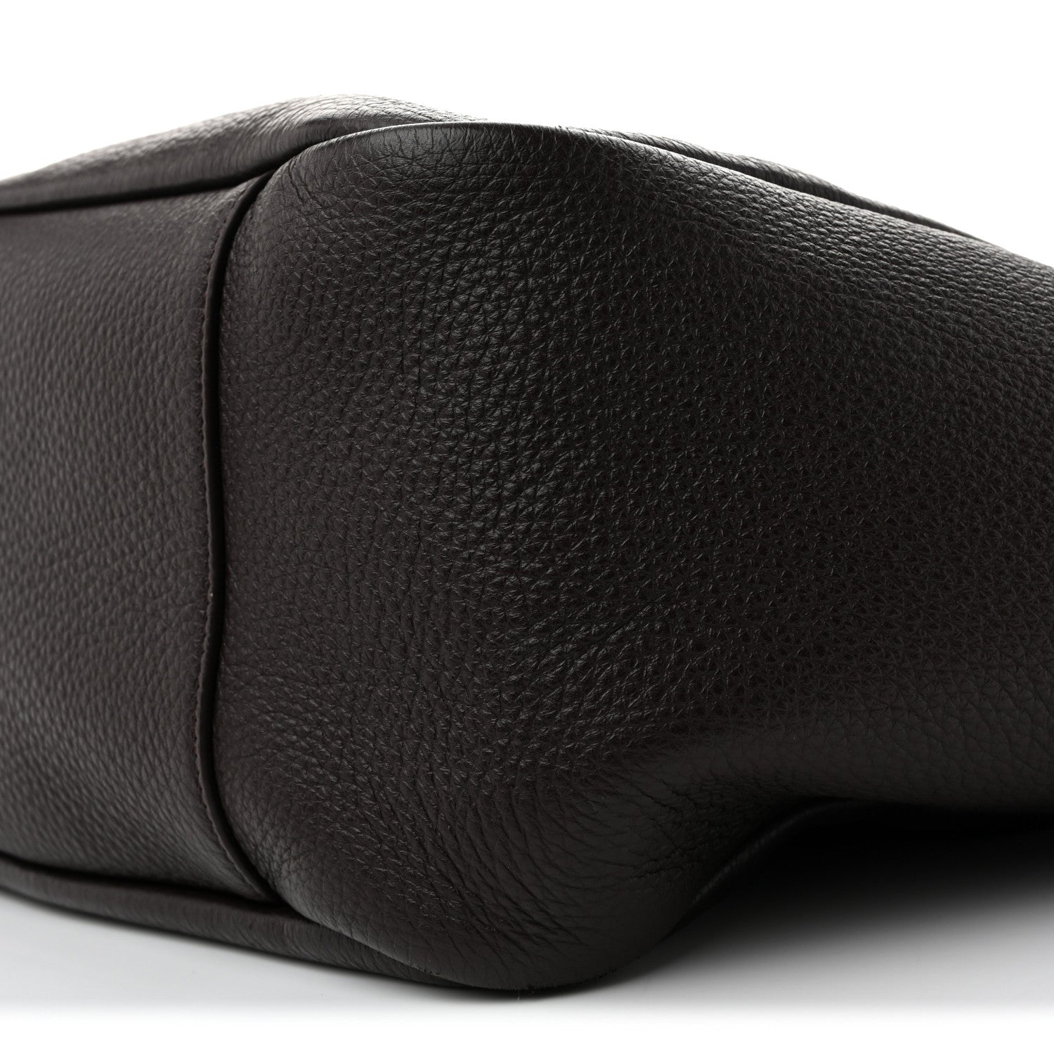 Grained leather Bea tote side panel detail with curved corner seam, dark tone