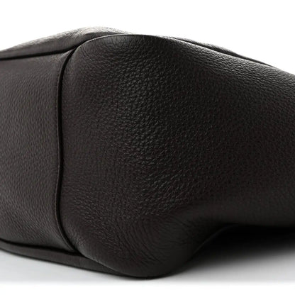 Grained leather Bea tote side panel detail with curved corner seam, dark tone