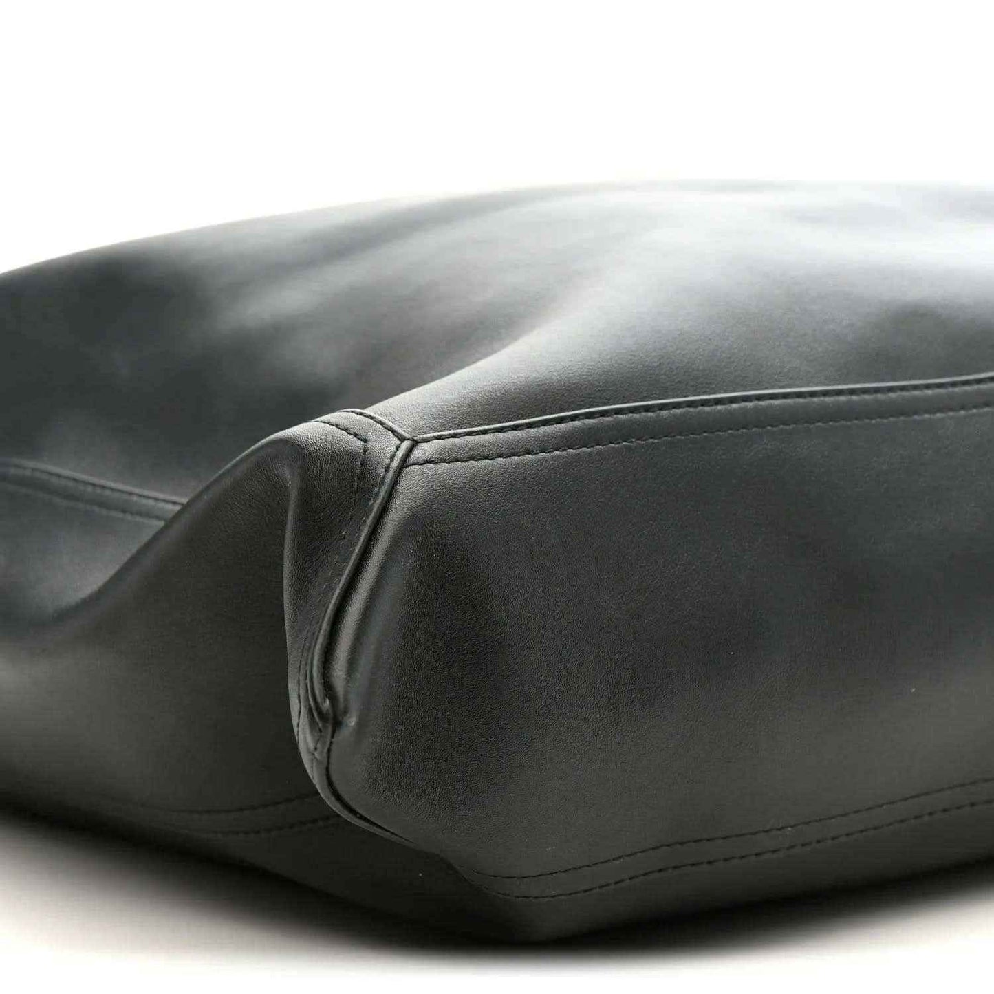 Black leather bag with curved side seam and smooth calfskin surface
