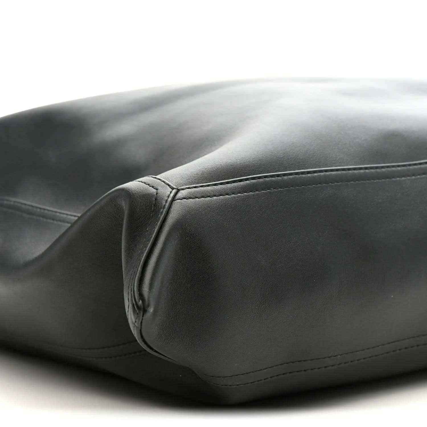Black leather bag with curved side seam and smooth calfskin surface