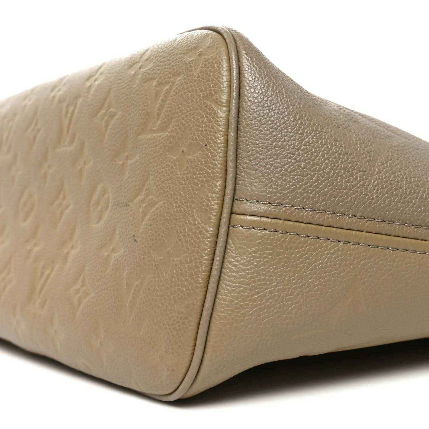 Louis Vuitton Neverfull MM tote bag corner close-up with stitched seams, Tourterelle