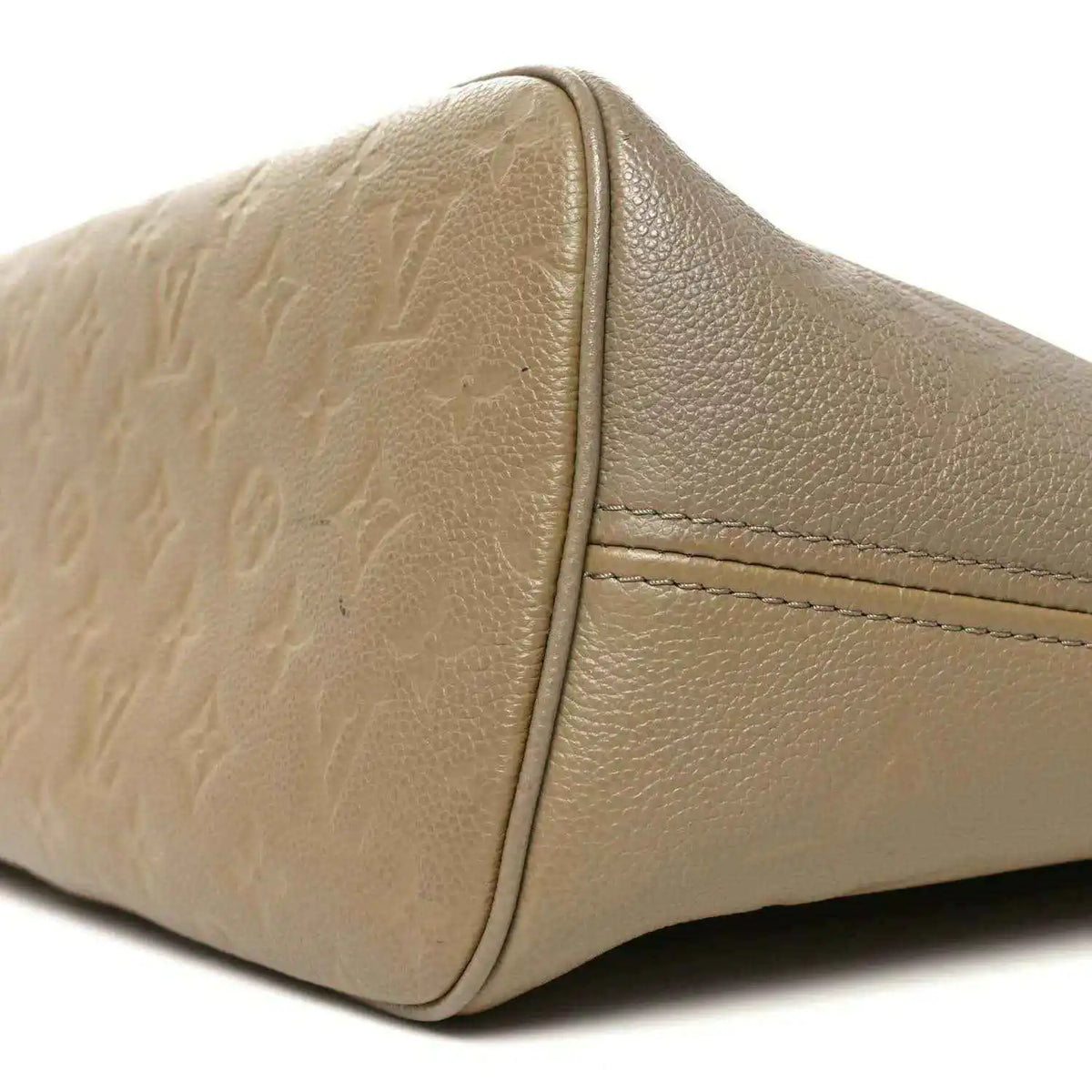Louis Vuitton Neverfull MM tote bag corner close-up with stitched seams, Tourterelle