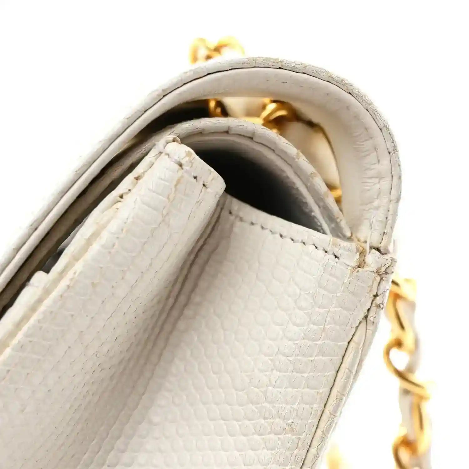 Small double flap bag in white lizard leather, open with gold chain and lining