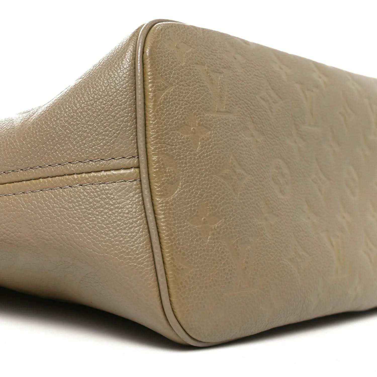 Louis Vuitton Neverfull MM tote bag side close-up, Tourterelle embossed leather