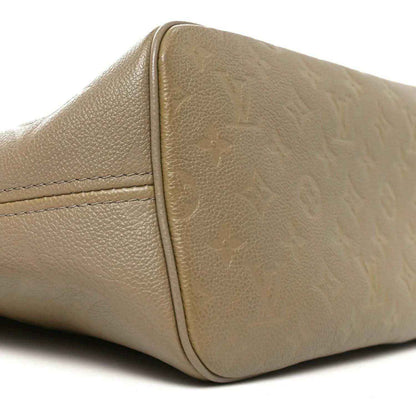 Louis Vuitton Neverfull MM tote bag side close-up, Tourterelle embossed leather