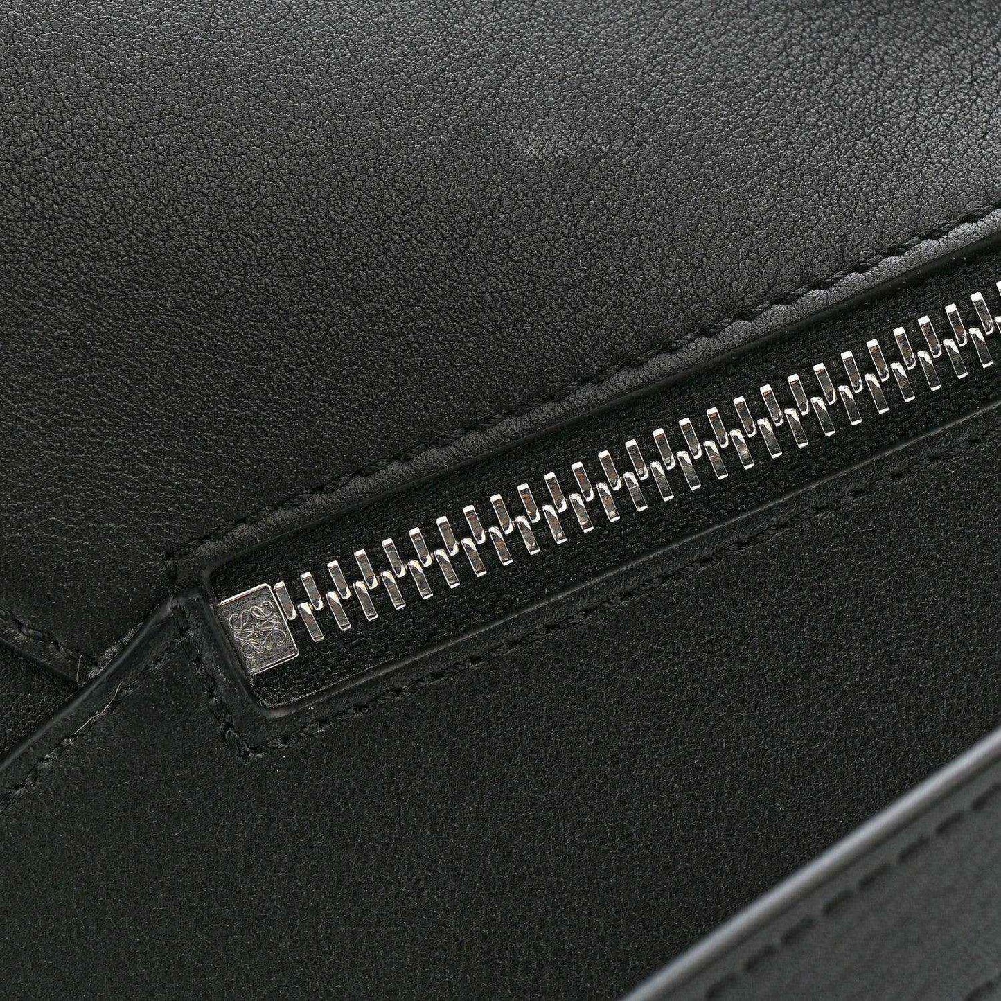 Small Puzzle Edge shoulder bag, black calfskin leather close-up of metal zipper