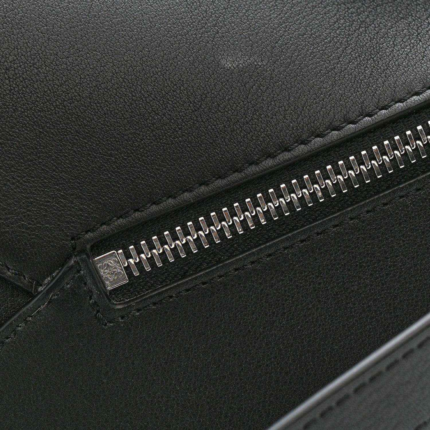 Small Puzzle Edge shoulder bag, black calfskin leather close-up of metal zipper