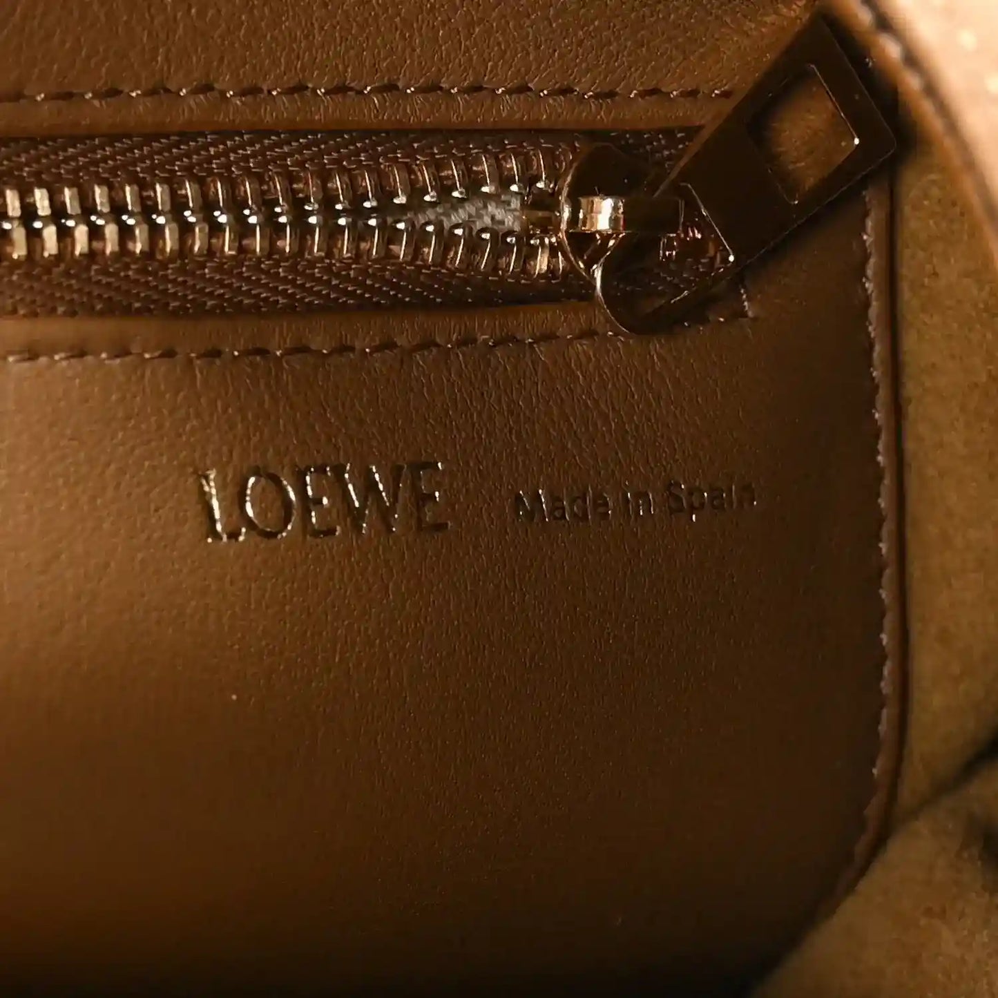 Loewe nappa small squeeze bag in oak-brown leather, close-up of metal zipper