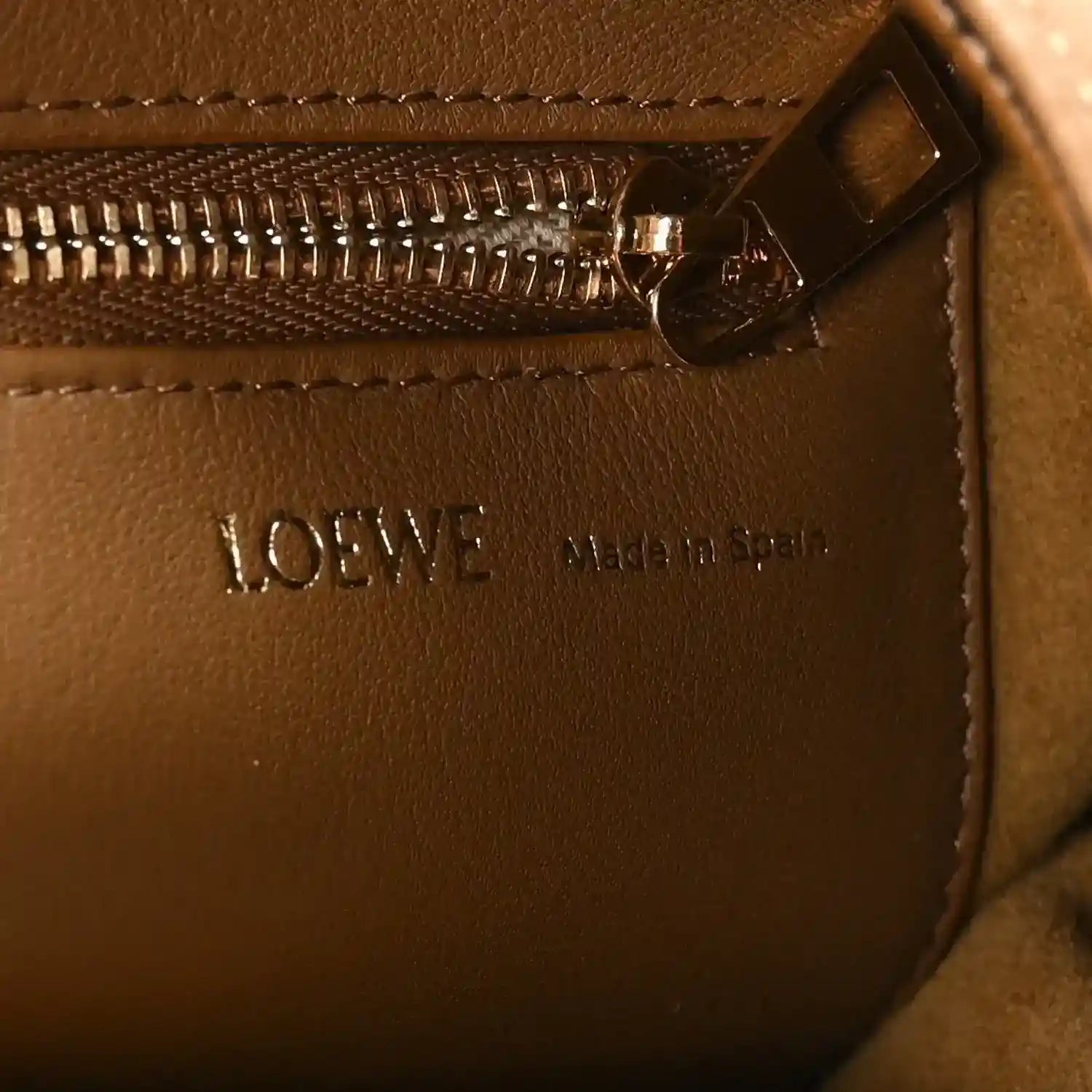 Loewe nappa small squeeze bag in oak-brown leather, close-up of metal zipper