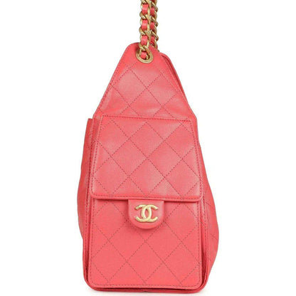 Chanel Small 25 hobo bag, coral pink quilted leather, gold Chanel logo front
