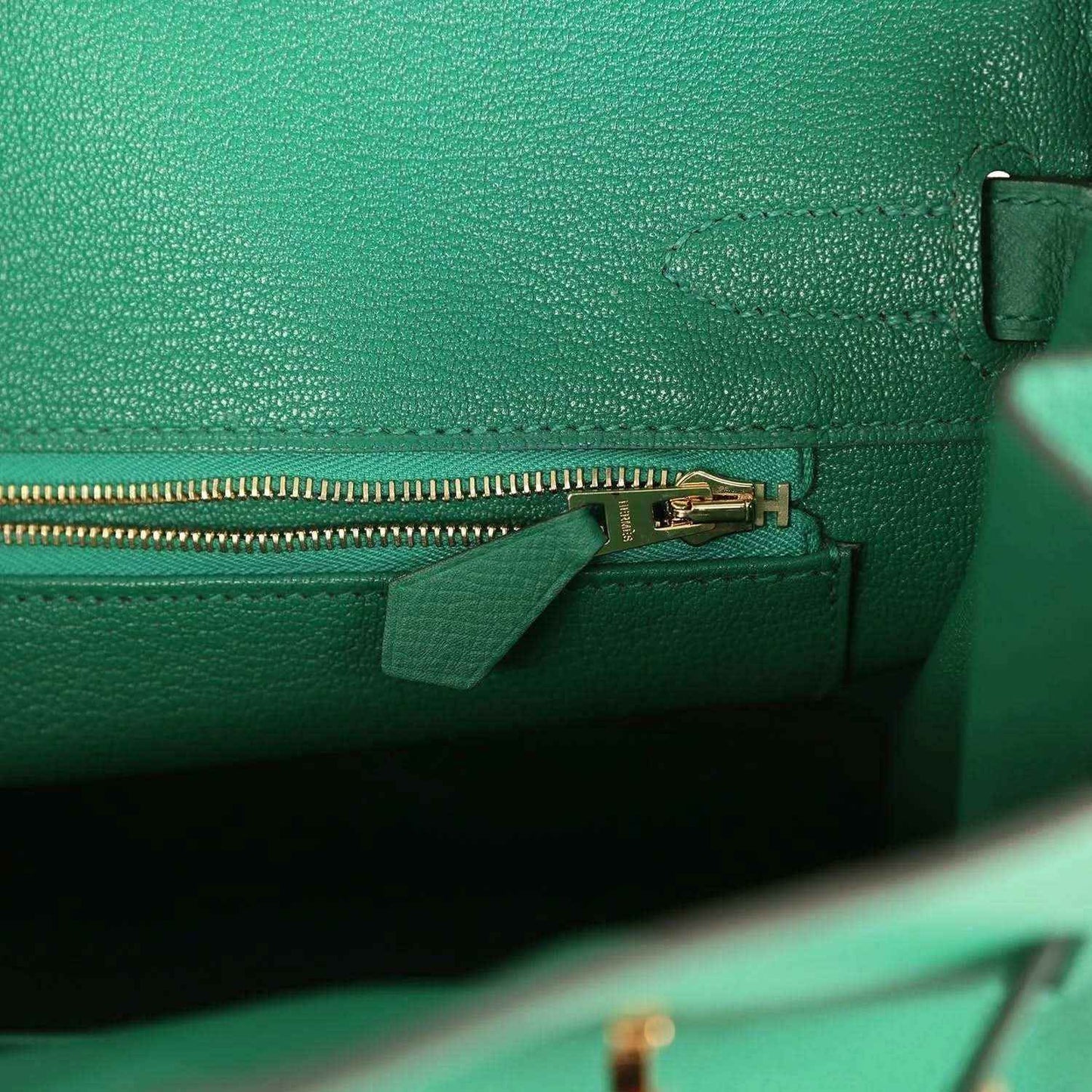 Hermès Birkin 30 green leather handbag interior, gold zipper and stitched pocket seam
