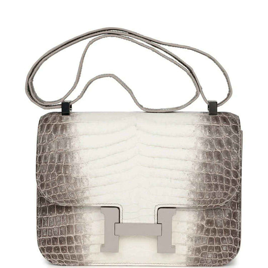 Constance-style bag in light gray croc-embossed leather with front flap and palladium clasp