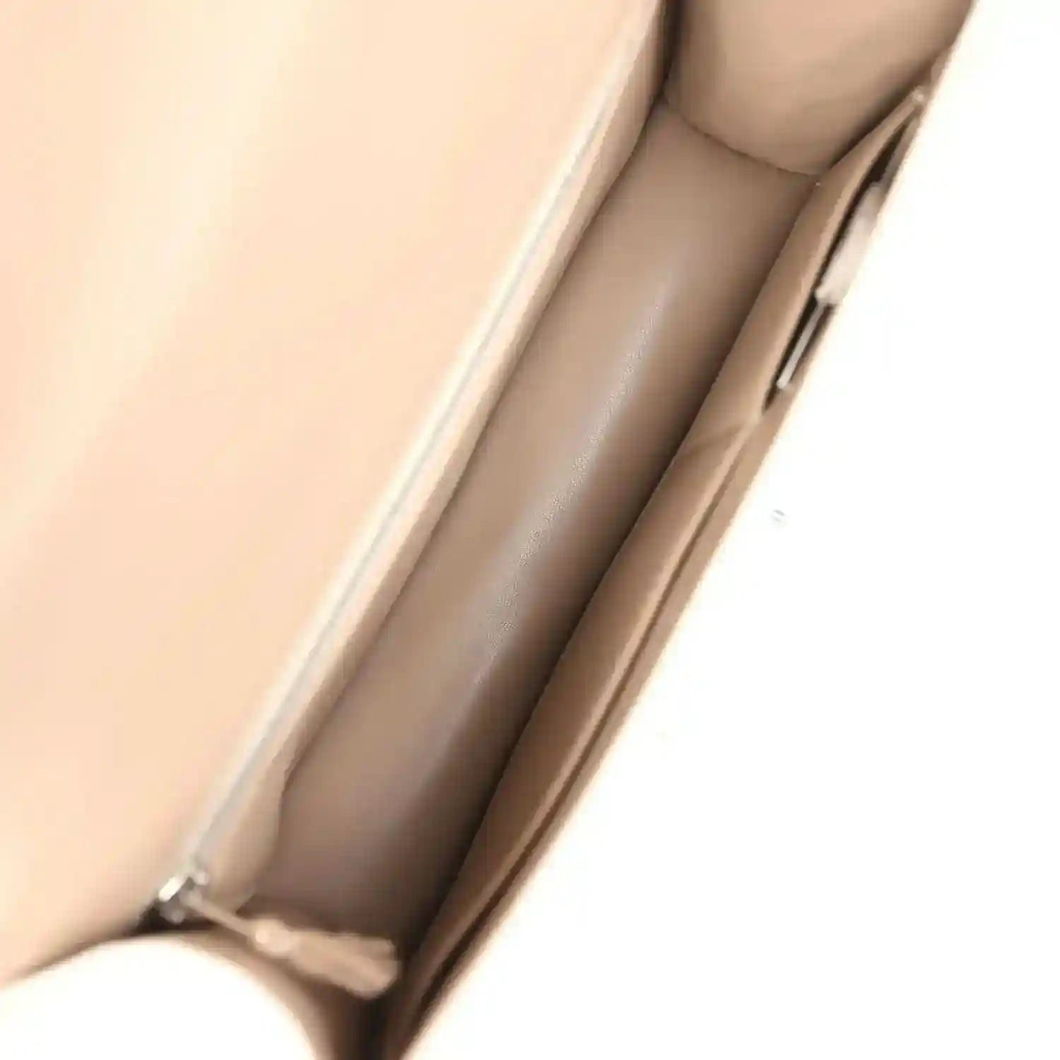 Interior of Constance-style handbag with beige lining and smooth side wall