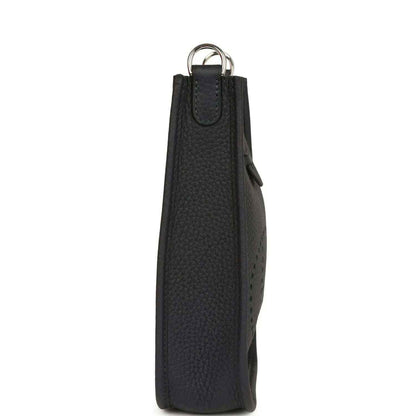 Evelyne TPM bag in dark leather with vertical side seam and top loop handle