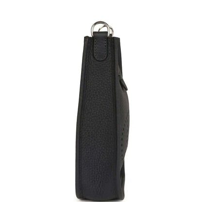 Evelyne TPM bag in dark leather with vertical side seam and top loop handle