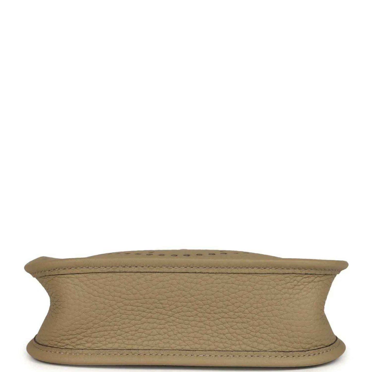 Beige pebbled leather Evelyne TPM bag bottom edge with stitched trim