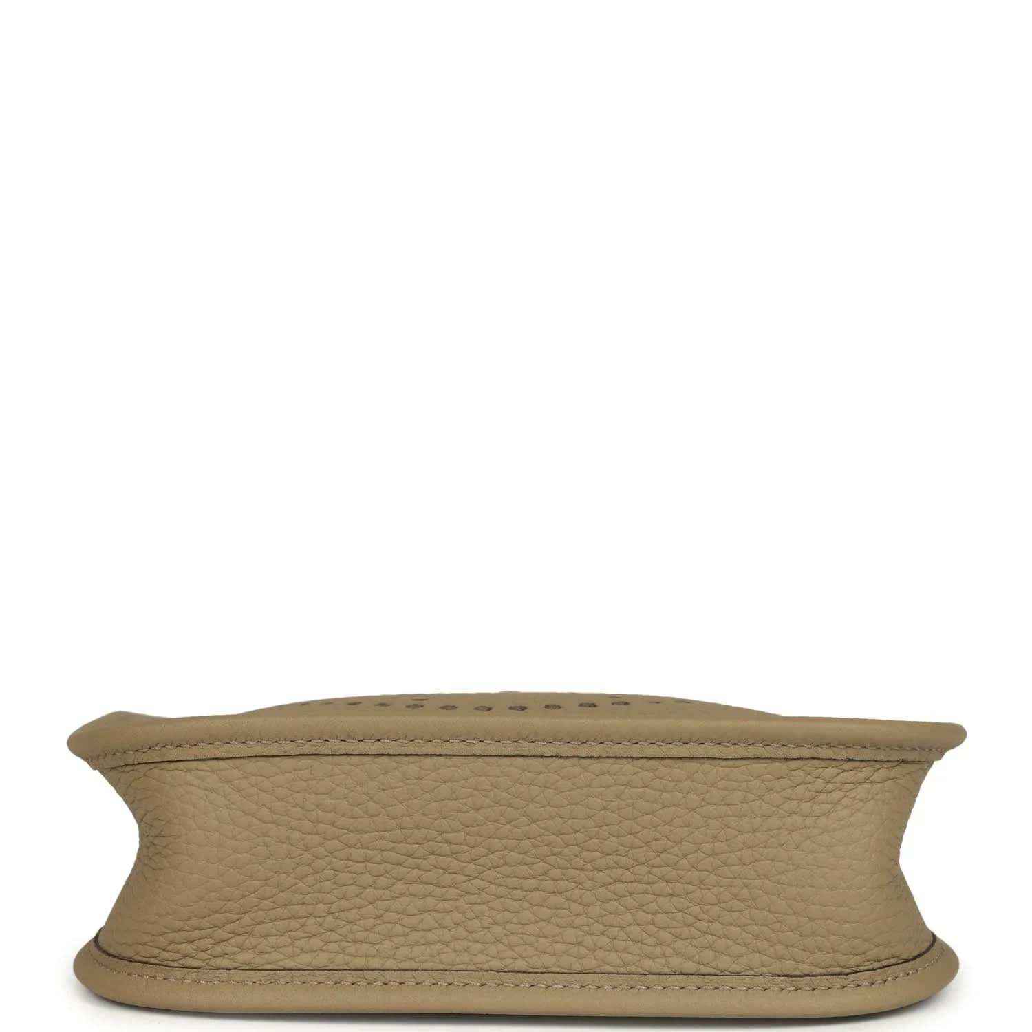 Beige pebbled leather Evelyne TPM bag bottom edge with stitched trim