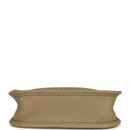 Beige pebbled leather Evelyne TPM bag bottom edge with stitched trim