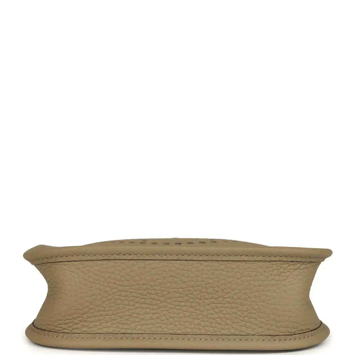 Beige pebbled leather Evelyne TPM bag bottom edge with stitched trim