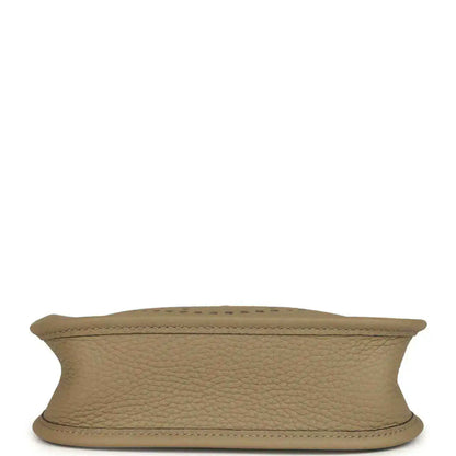 Beige pebbled leather Evelyne TPM bag bottom edge with stitched trim