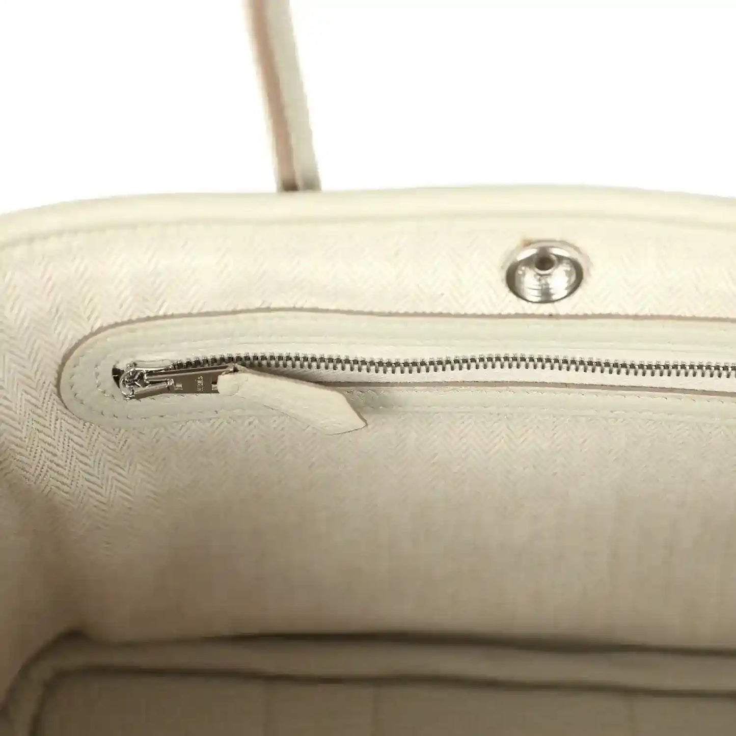 Hermes Garden Party Neo 23 zipper opening with silver hardware and light beige textured leather trim