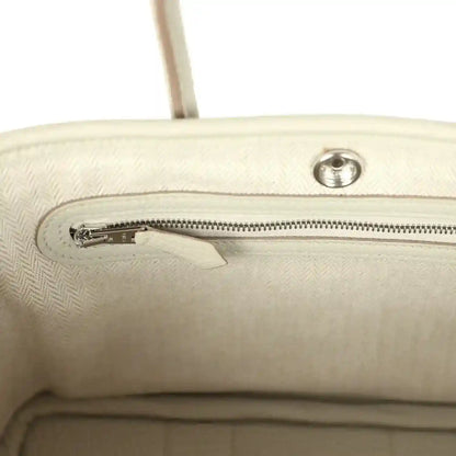 Hermes Garden Party Neo 23 zipper opening with silver hardware and light beige textured leather trim