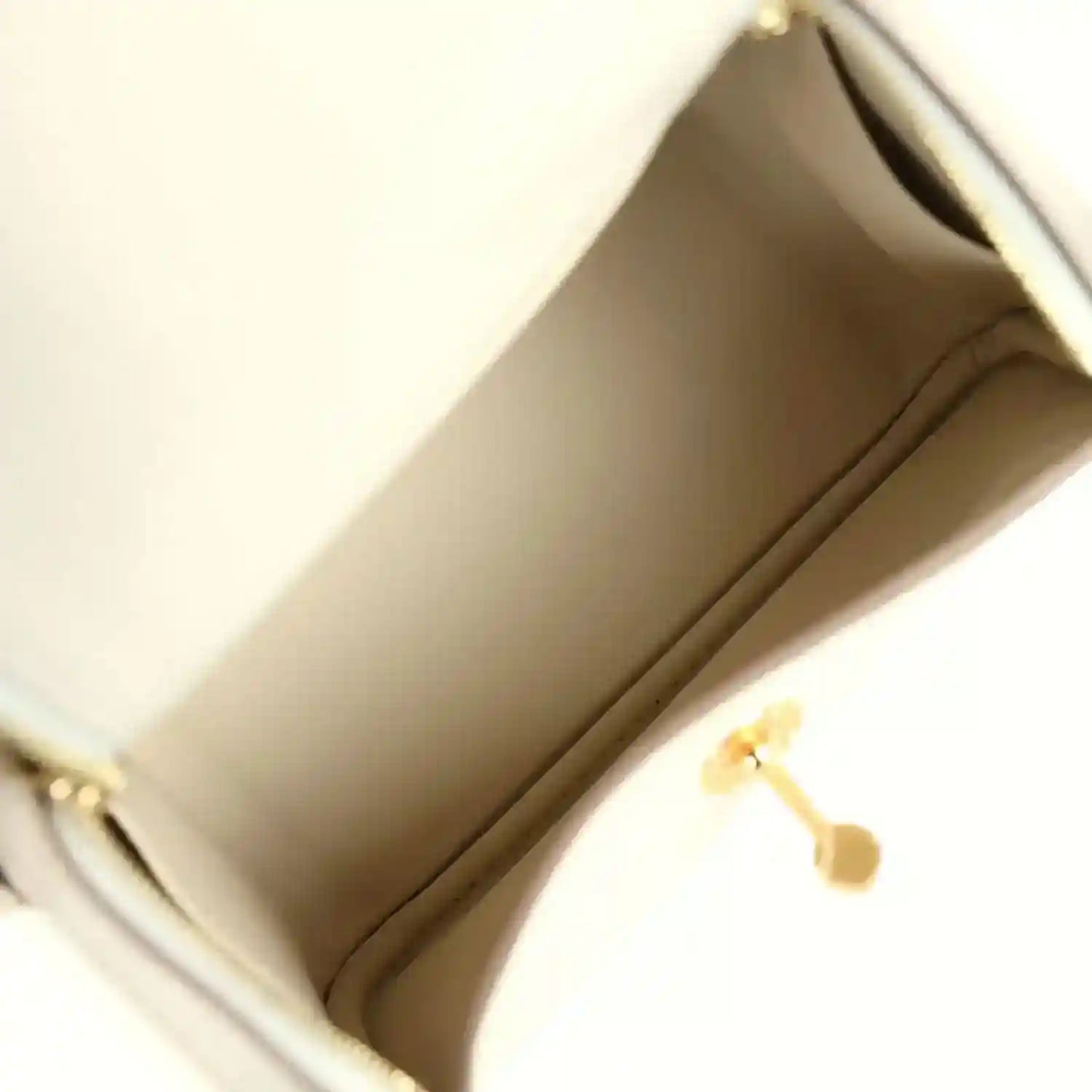 Mini Lindy II bag interior, pale cream lining with side seam and small gold hardware