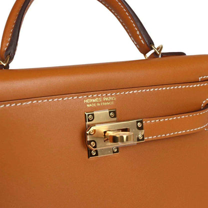Kelly Sellier 20 clasp close-up with Hermes Paris Made in France plaque and stitching