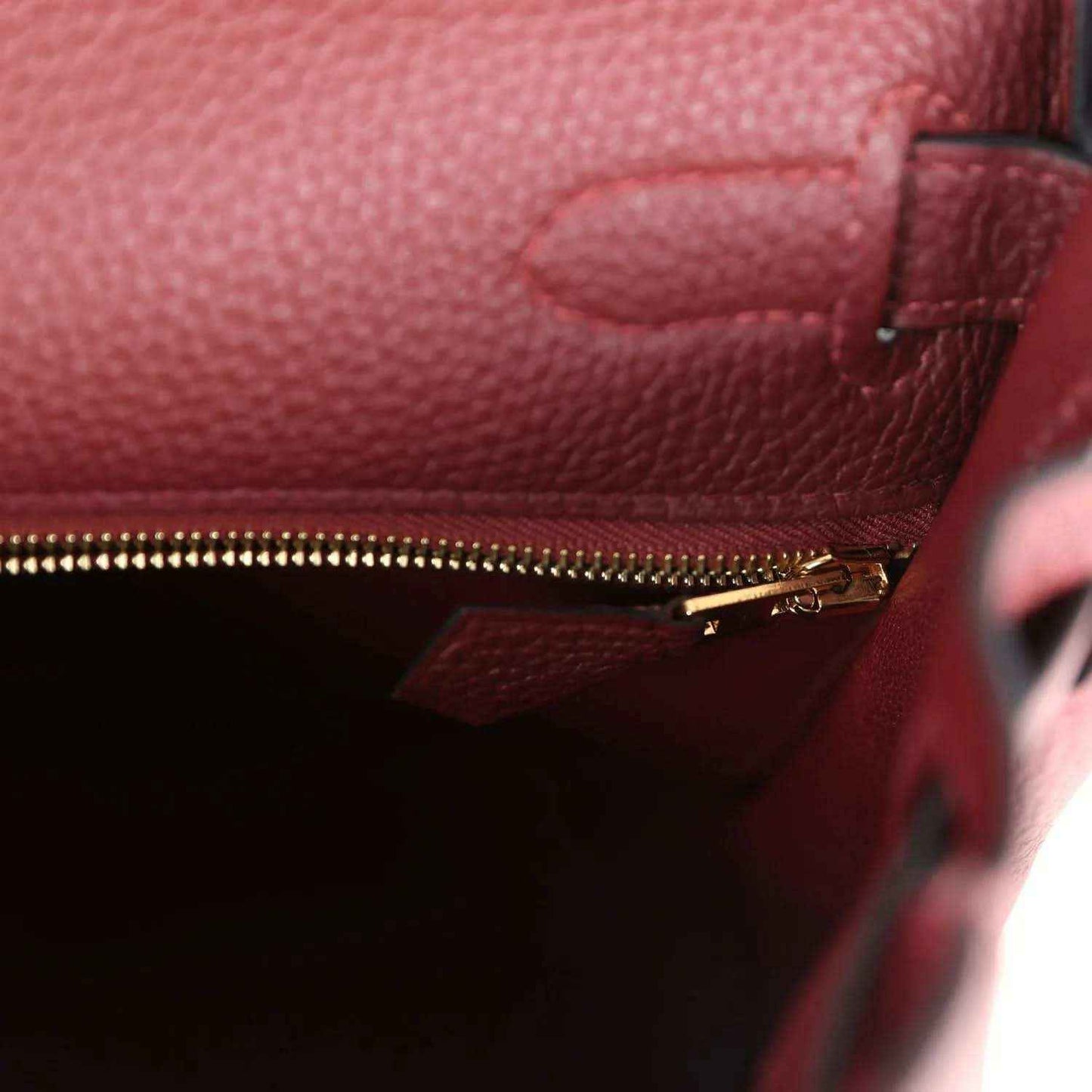Red leather Hermès Kelly Retourne handbag with gold zipper and interior pocket