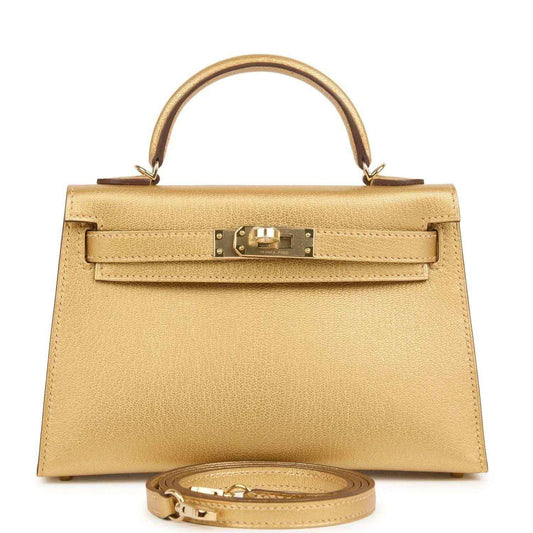 Kelly Sellier 20 handbag in gold leather, front flap with gold-tone lock