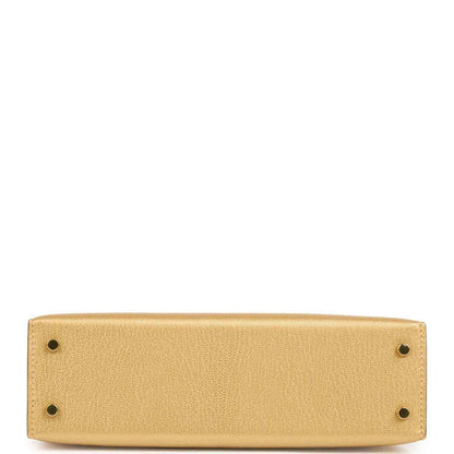 Kelly Sellier 20 handbag in gold leather, bottom/back panel with metal feet
